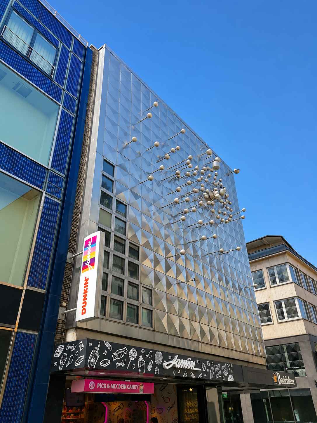 Kunst über den Köpfen der Passant:innen – „Licht und Bewegung“