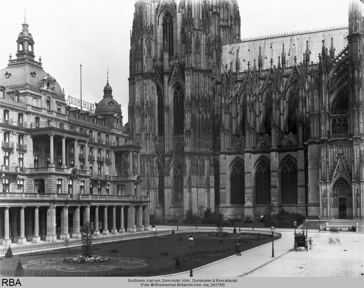 Historische Aufnahme vom Domhotel in schwarz weiß