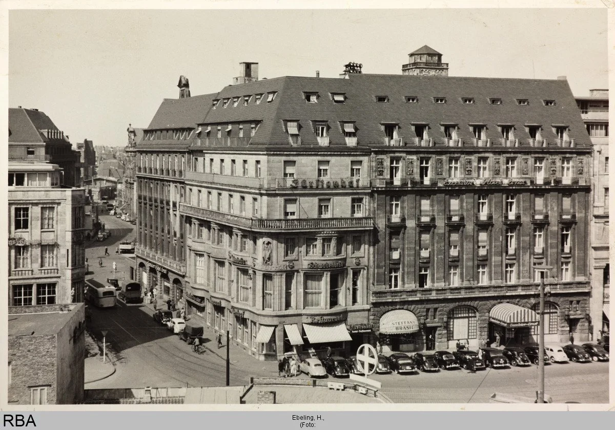 Historische Ansicht des Excelsior Hotel Ernst am Trankgassen-Eck gegenüber dem Kölner Dom.