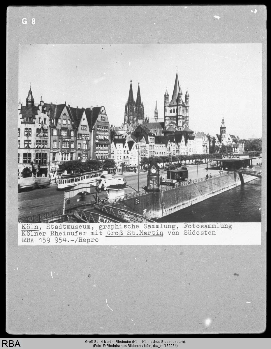Historische Aufnahme des Kölner Rheinufers mit Groß St. Martin, dem Kölner Dom und der Uferpromenade.