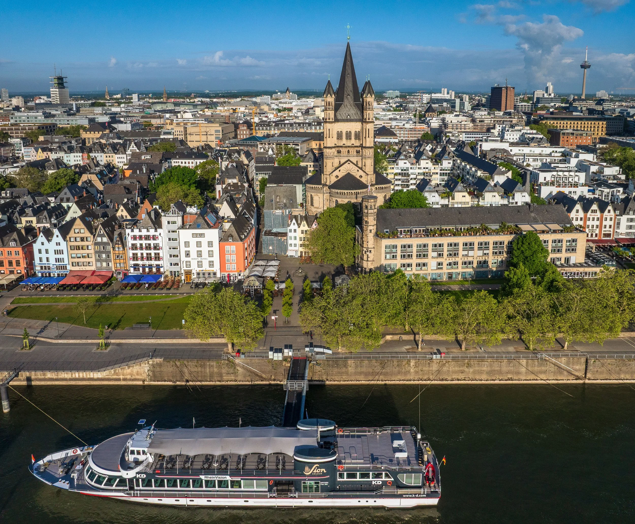 Luftaufnahme des Fischmarkts in der Kölner Altstadt mit dem Rheinufer, historischen Häusern und Groß St. Martin im Hintergrund.