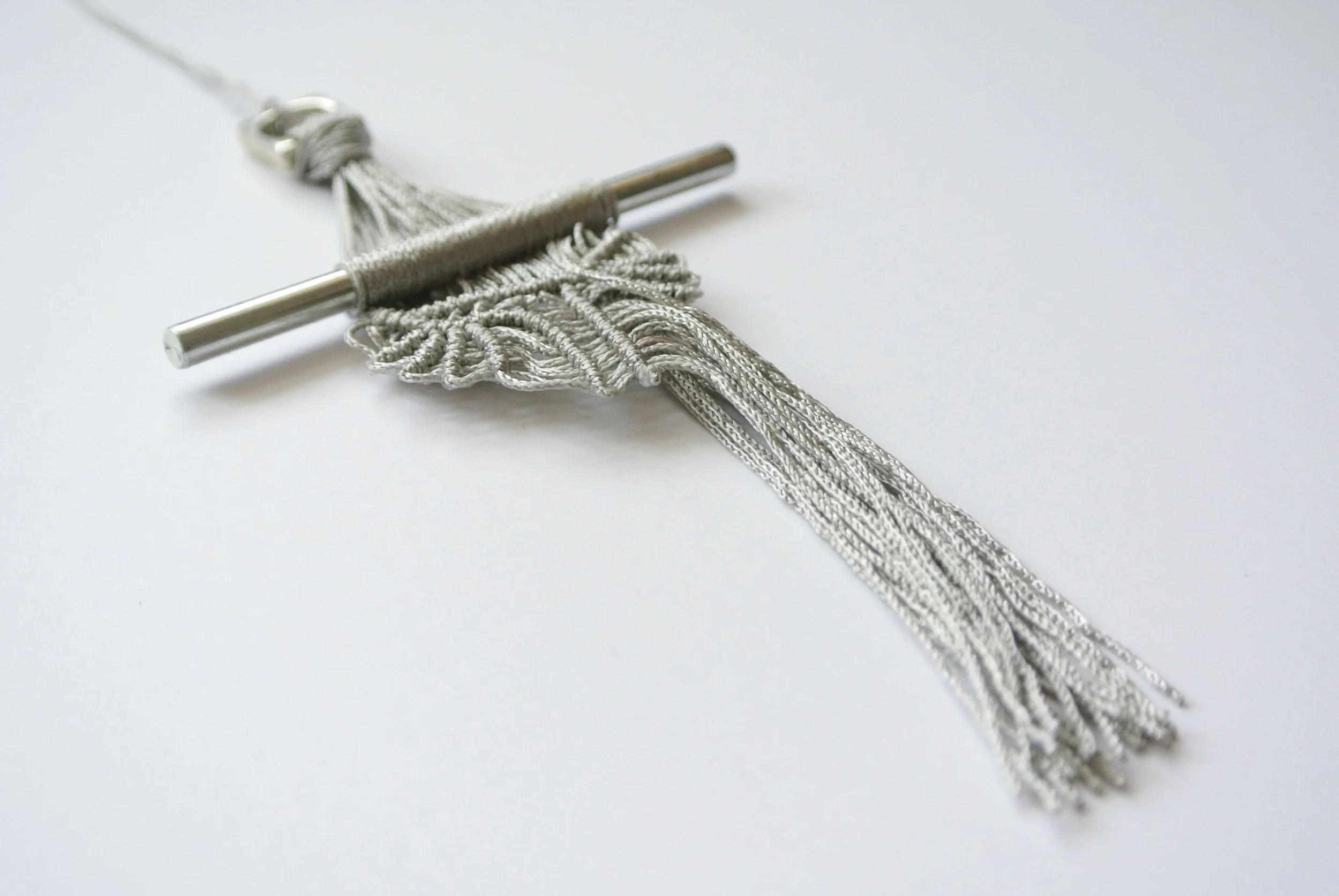 DICTYNI MACRAMÉ PENDANT