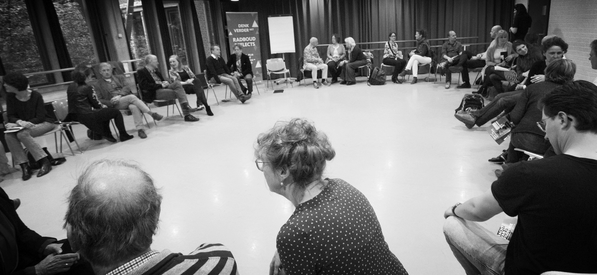 Vertragingen, ongelukken, mensen die vanalles van je willen en haperende technologie – hoe zorg je ervoor dat deze zaken je niet in hun greep krijgen? Tijdens de Nacht van de Filosofie in Nijmegen organiseerde ik voor Radboud Reflects een "Hoe doe je dat?" filosofieworkshop over de stoïcijnse levenskunst. Onverstoorbaarheid De Stoïcijnen wisten wel hoe je dat moet doen, de rust bewaren. Zij promoveerden de gemoedsrust, ofwel ataraxia , tot het belangrijkste aspect van hun allesomvattende theorie. Hoe? Door je niet te laten verstoren door externe factoren. Willen we ons gemoed tot rust brengen, dan moeten we volgens een Stoïcijn een onderscheid maken tussen zaken die binnen onze macht liggen en die buiten onze macht vallen. April 2017 | website | video 