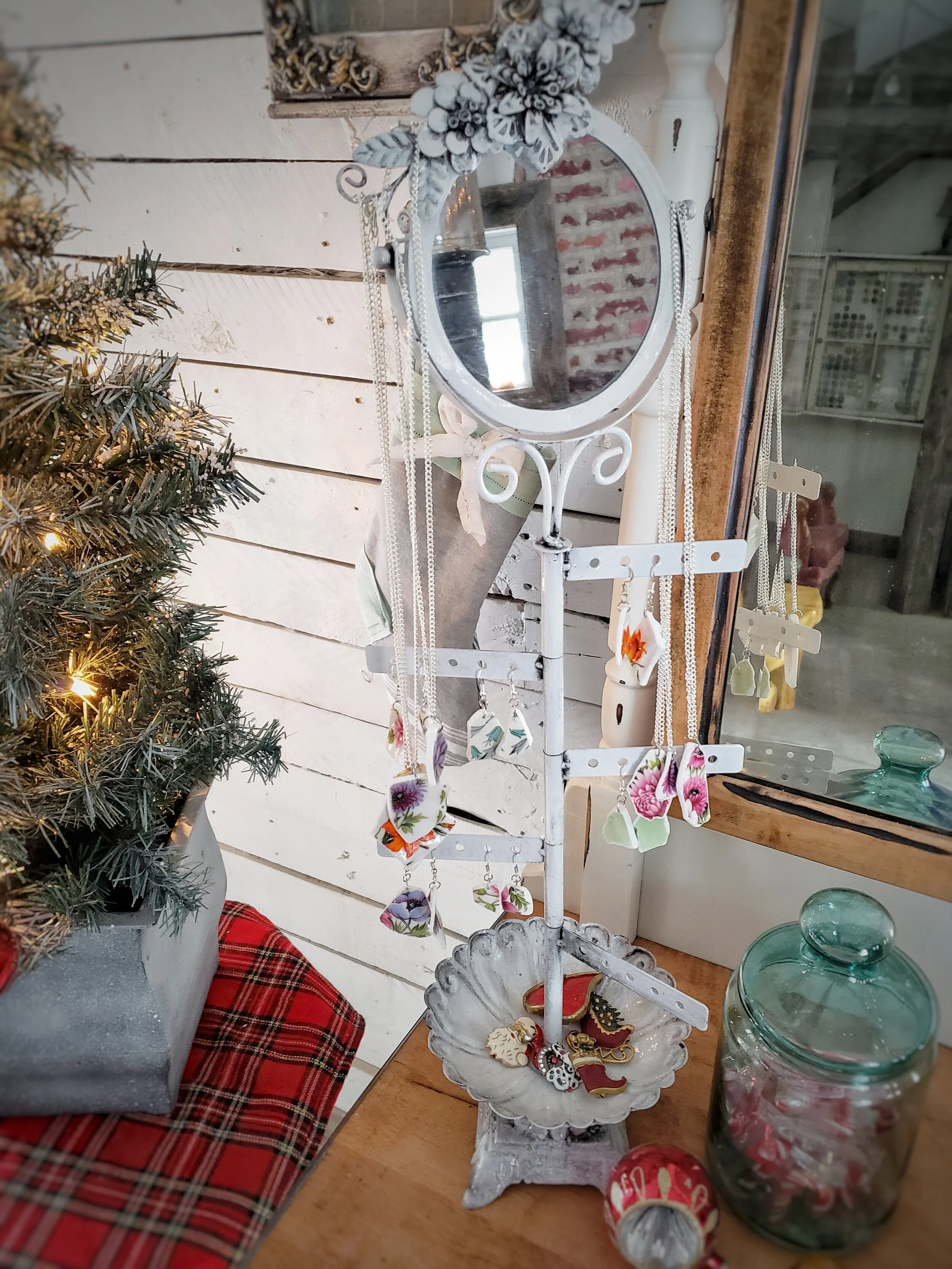 "Shabby White" Metal Jewelry Tree
