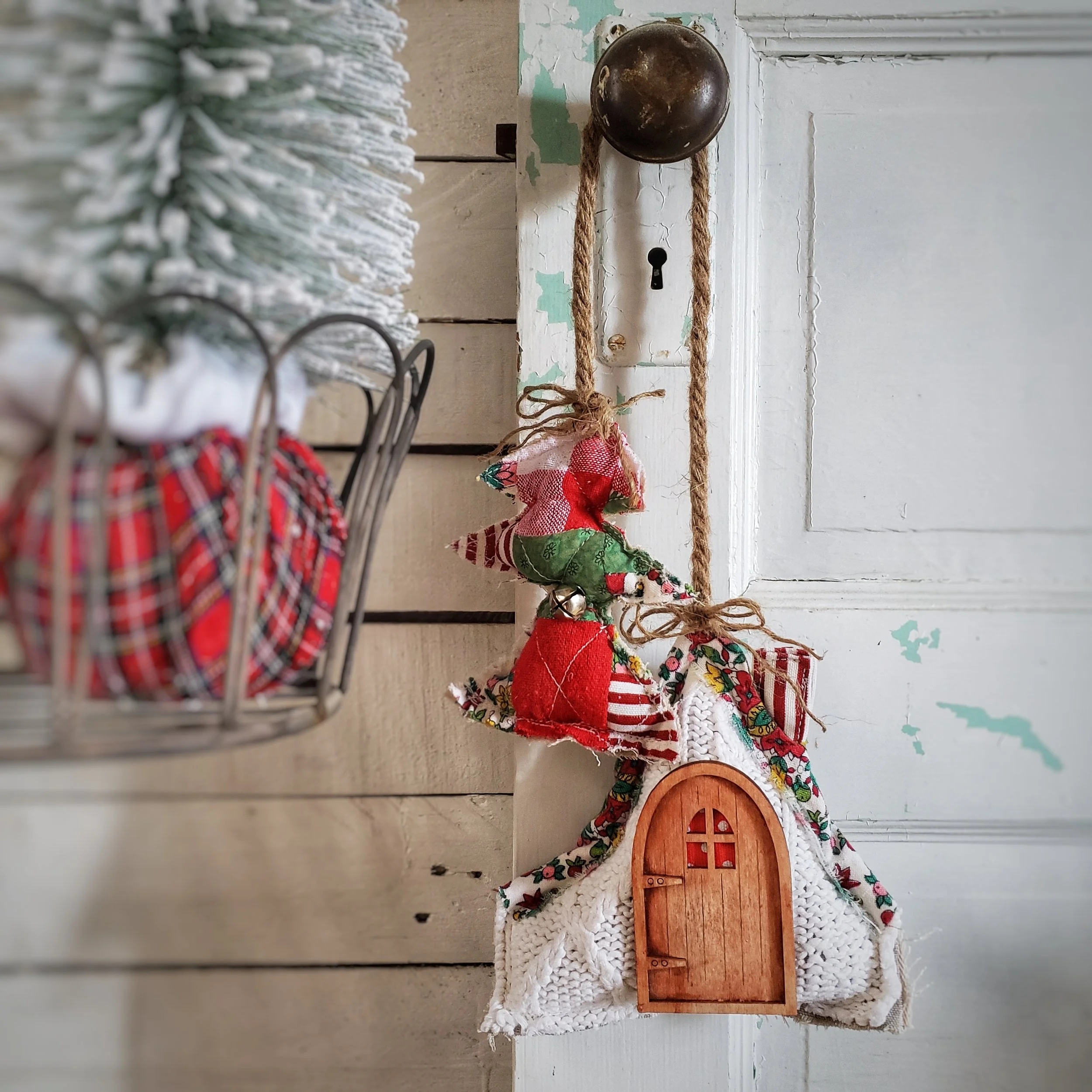 Cottage with Christmas Tree Hanger Puff No.2