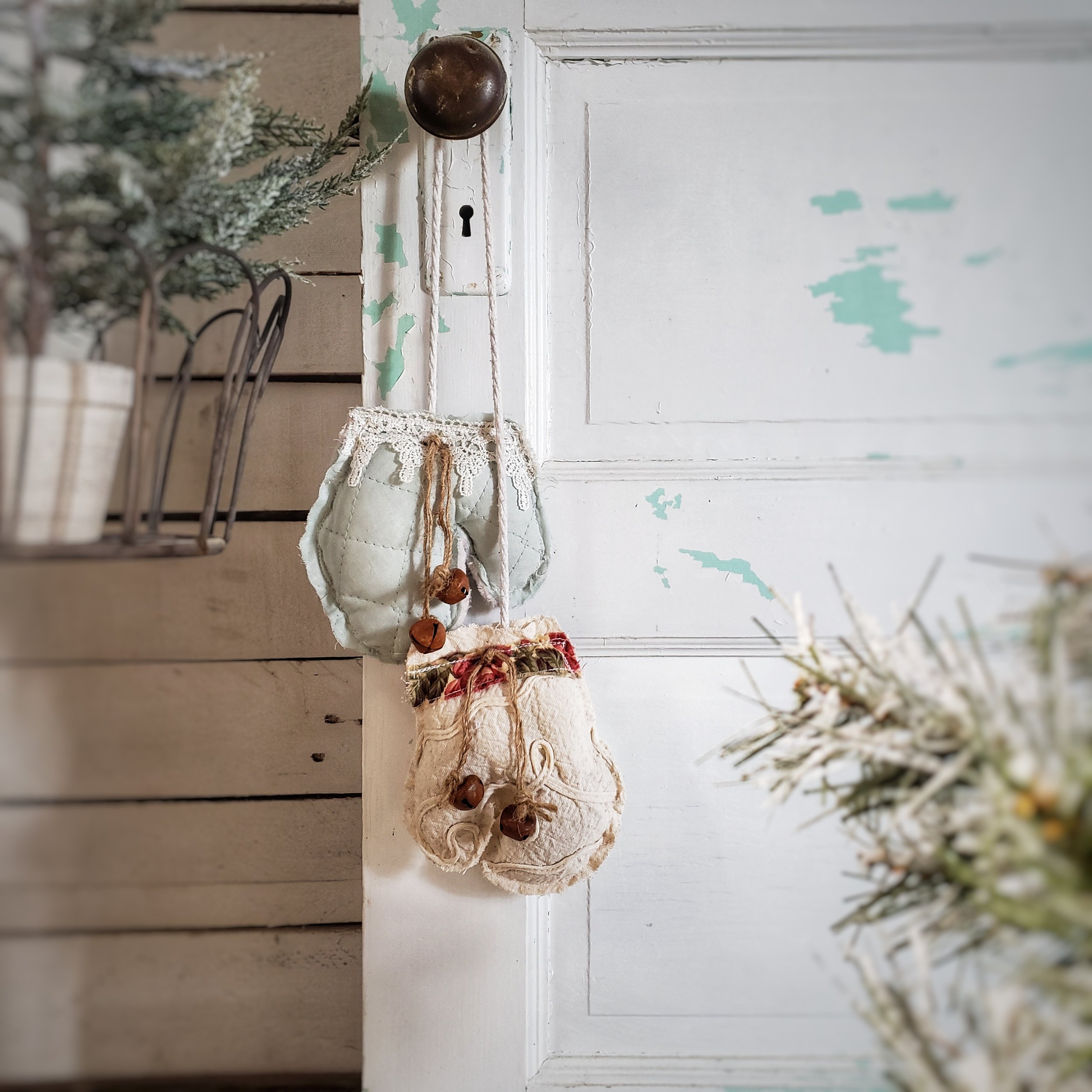 Mint & Floral Mittens Puff Hanger