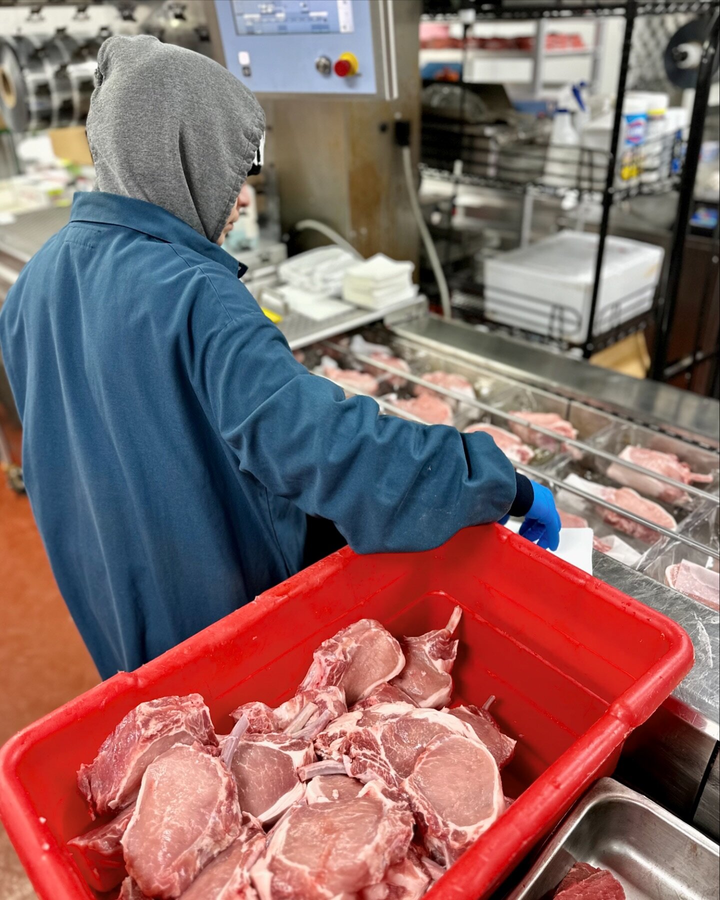 Our portioned cuts are cleaned and prepped for consumer use, packaged and sealed for easy transport and storage. 🥩🚚📦🍽️

#bushbrothers #bushbros #provisions #meatdistributor