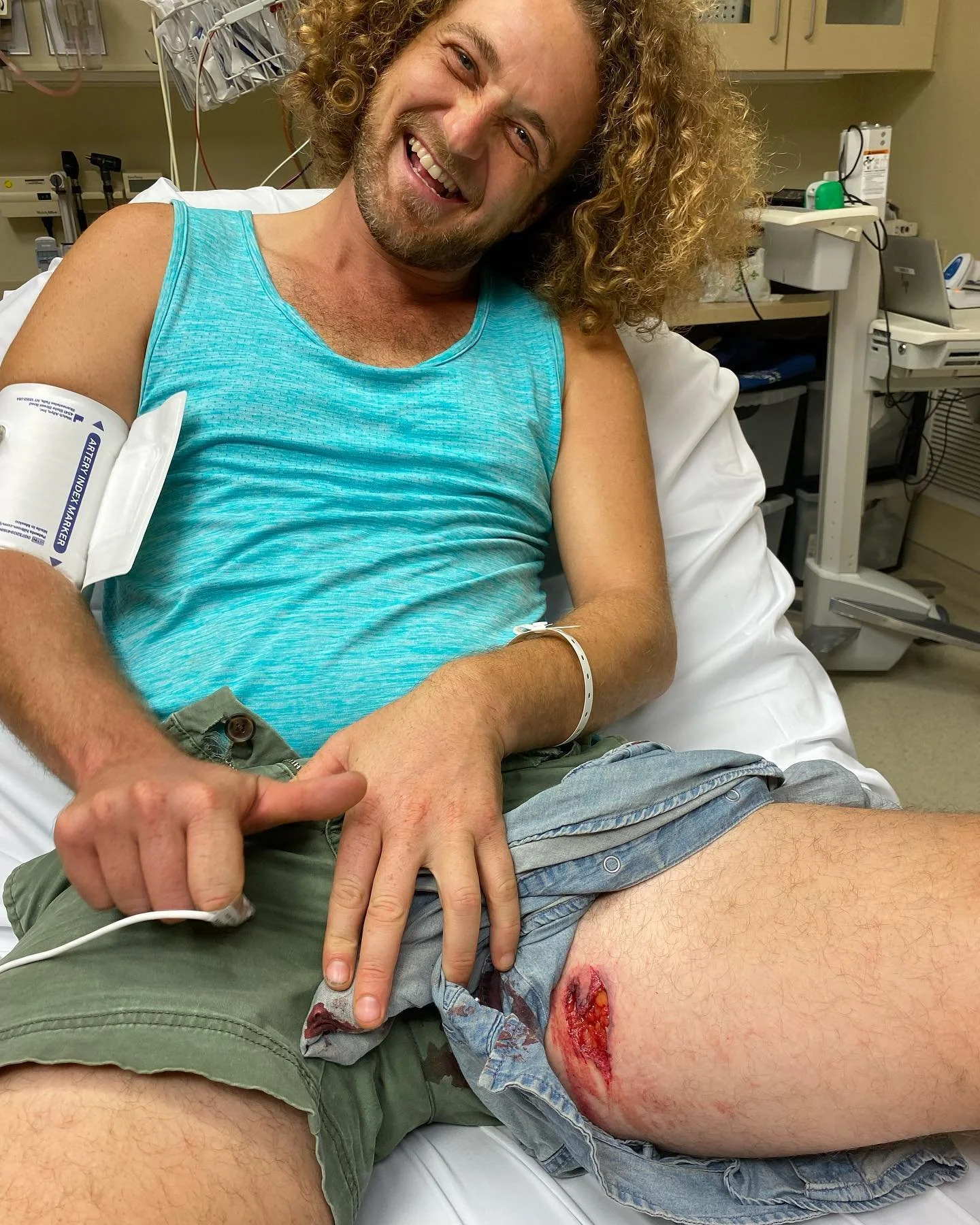 Nothing can stop me, the show must go on!!!
Today in Chicagooooooo!!!! 4pm At @thegoodjuju and @tophkolodziej house,  DM for the address!

Next Sunday 9/29th @rosebowltavern at 7pm. With my dad Jerry, my sister Fre, and @morgorion