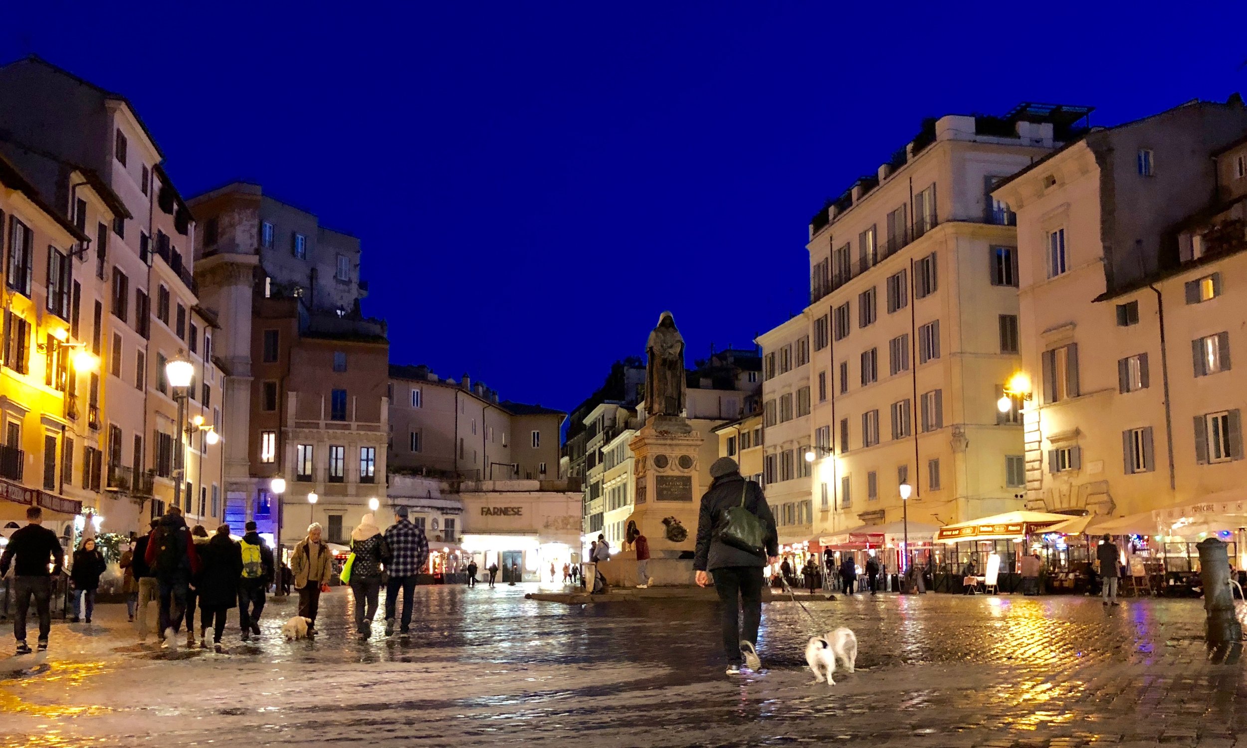 The average 5pm in Campo de' Fiori, historic center.