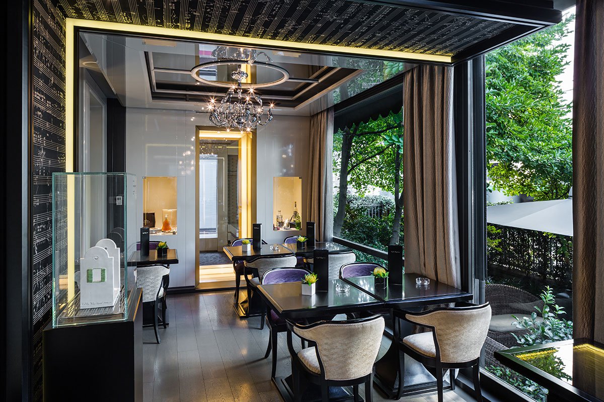 A Caffè Baglioni dining room overlooking the gardens.