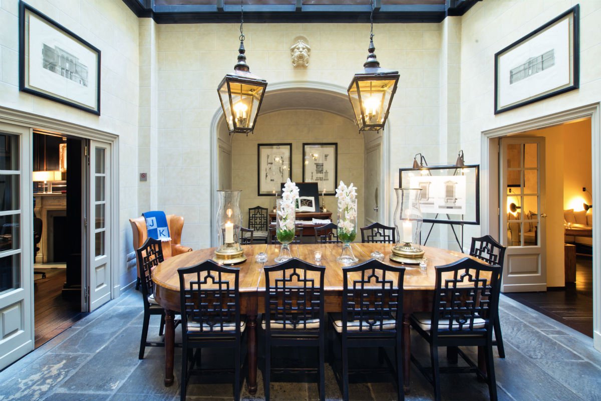 Dine in true Florentine style in the breakfast room.