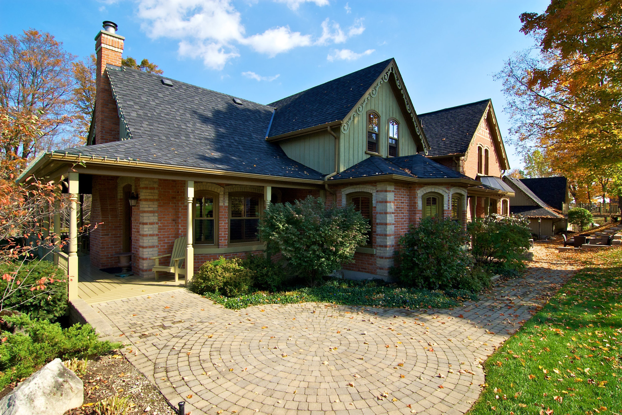 Location : Wellington County, ON Completion : 2011 Area : 705 m², 7,585 ft² Project Lead : Donald Peckover Heritage : Paul Dowsett Solarium : Perma-wood Contractor : Country Lane Builders Principal-in-Charge 2006-2008 : Paul Dowsett, Architect (Scott Morris Architects Inc.) Principal-in-Charge 2009-2011 : Paul Dowsett, Architect (Sustainable)