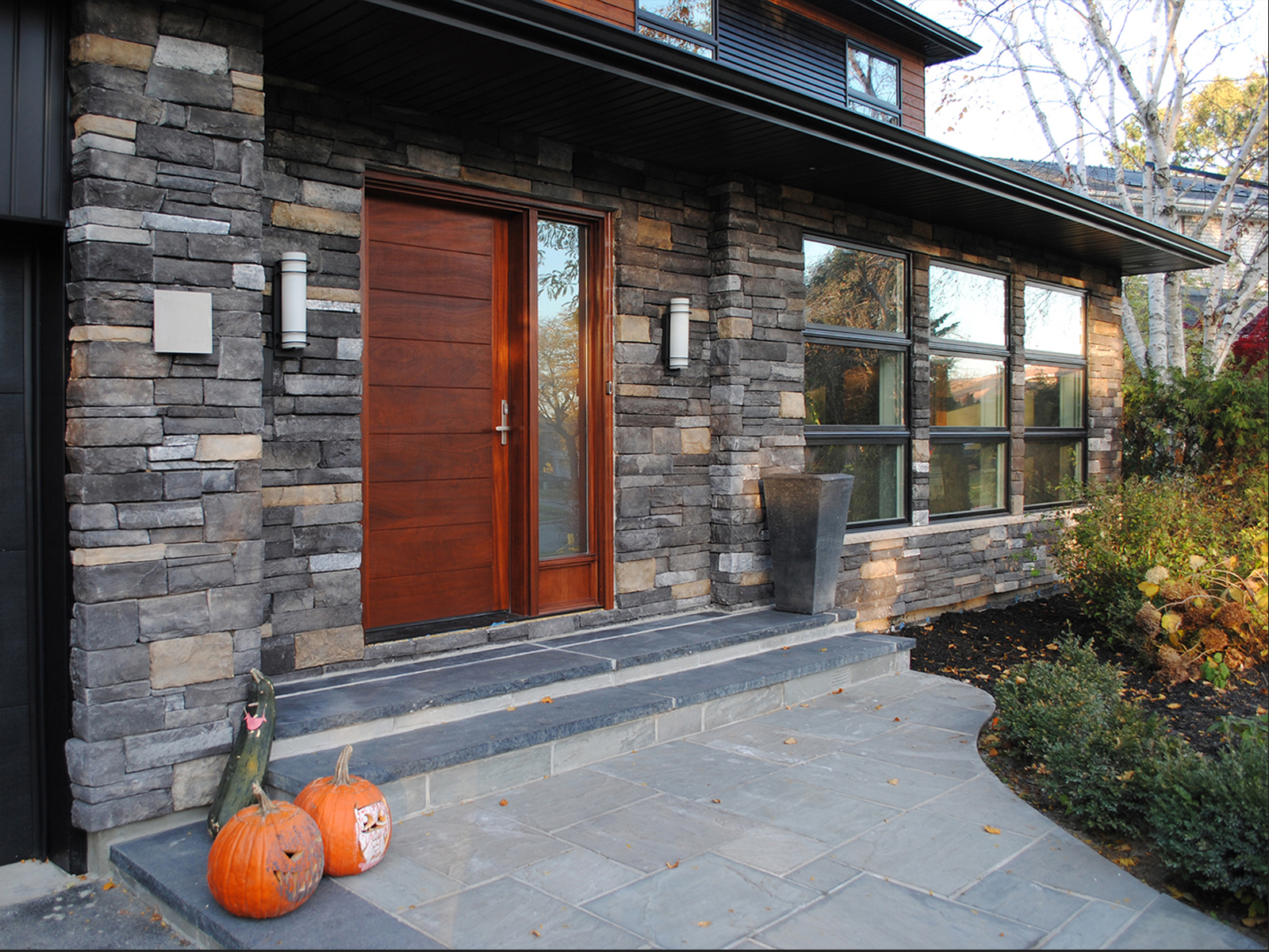 Location : North York, ON Completion : 2015 Area : 400 m², 4,306 ft² Project Lead : Steve Socha Contractor : Modus Homes Inc. HVAC : Elite H.V.A.C. Designs