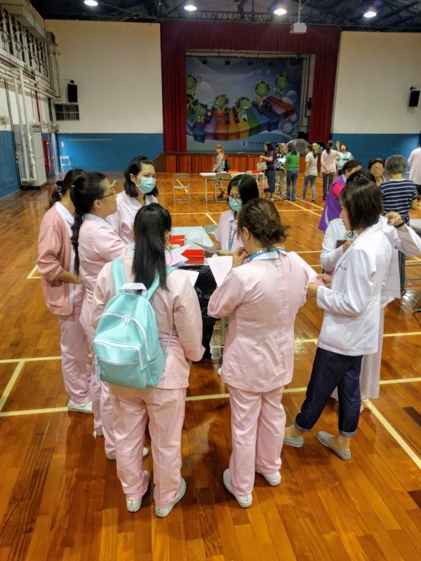 Nurses briefing before the start of vaccination operations at an elementary school in New Taipei City.