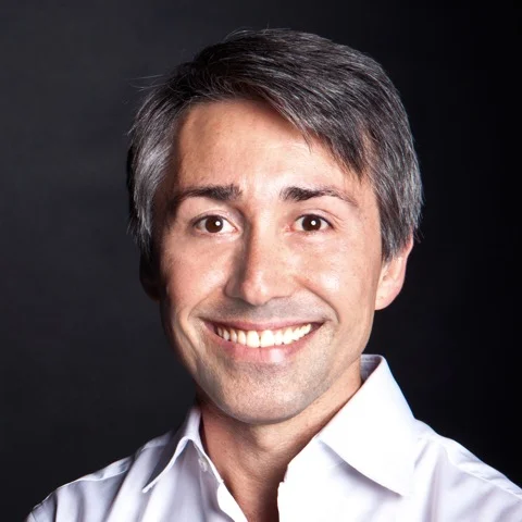 PedroHeadshot8x10_face0.jpg