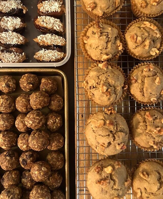 Prep day for some upcoming postpartum visits❤️ lactation bites, frozen dates stuffed w power butter (thanks @lizzyrskitchen for the recipe :)) and whole wheat banana nut muffins. All energizing, nourishing and one handed snacks for new fams. #doulali