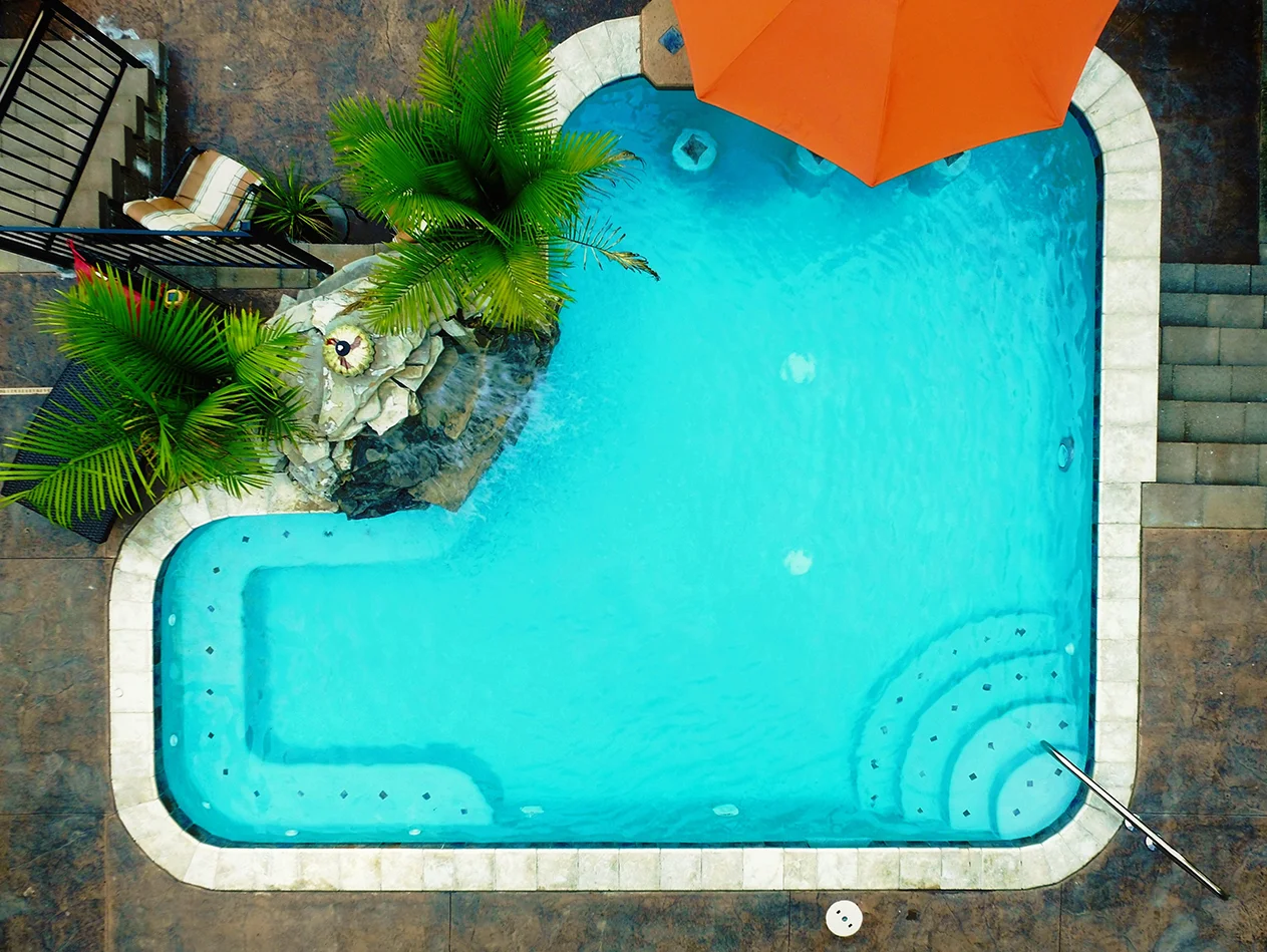 Gunite-spa-swimupbar-overhead.jpg