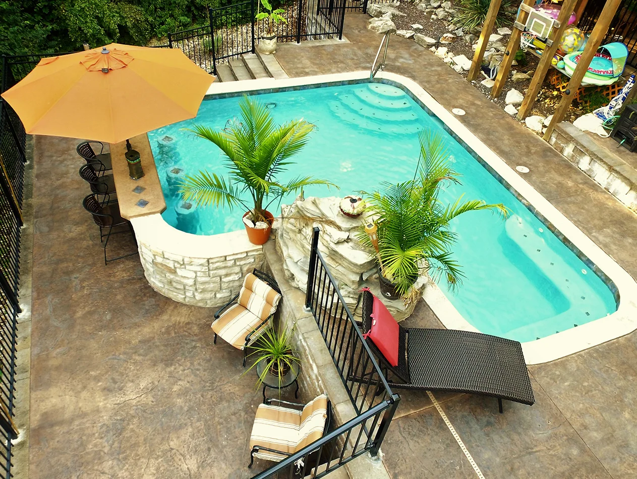 Gunite-swimupbar-entry-backyardslope.jpg