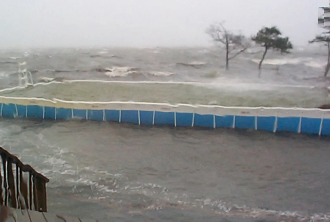 withstands hurricane-force winds
