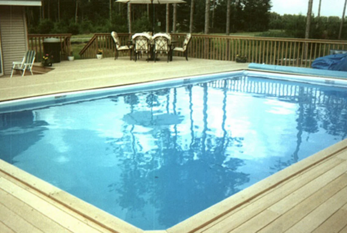 Aboveground-Splash-Superpool-wooddeckcorner.jpg