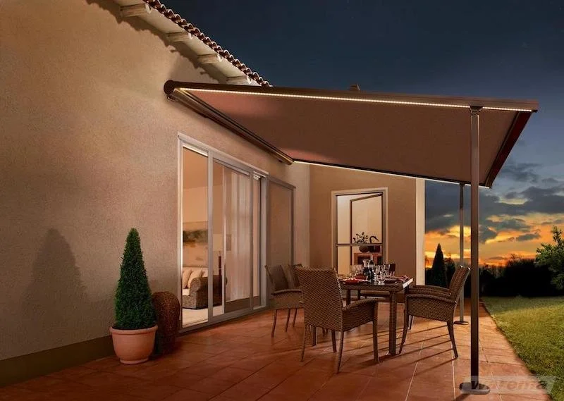 Pergola-Markise mit eingeschaltener Beleuchtung