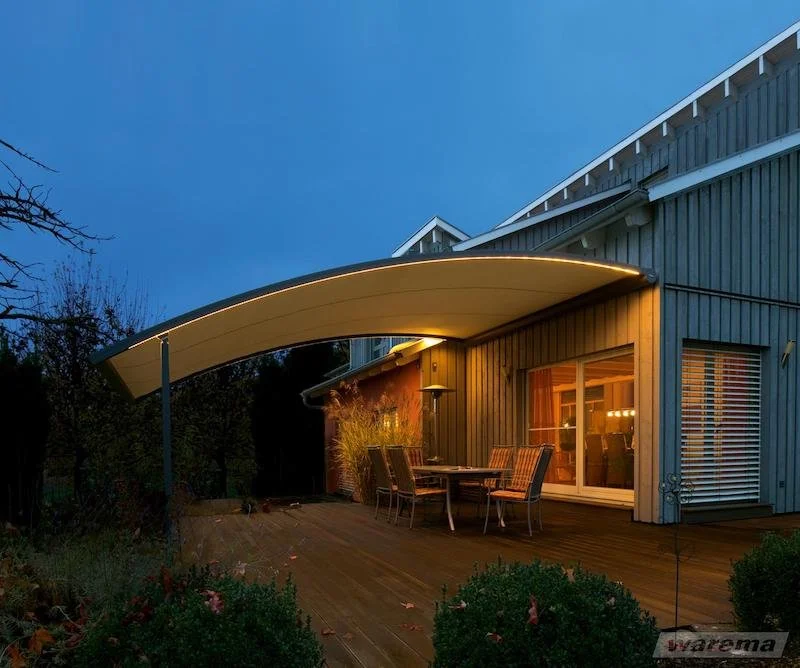 Ausgefahrene Pergola-Markise P40 mit gebogenen Führungen und LED-Beleuchtung