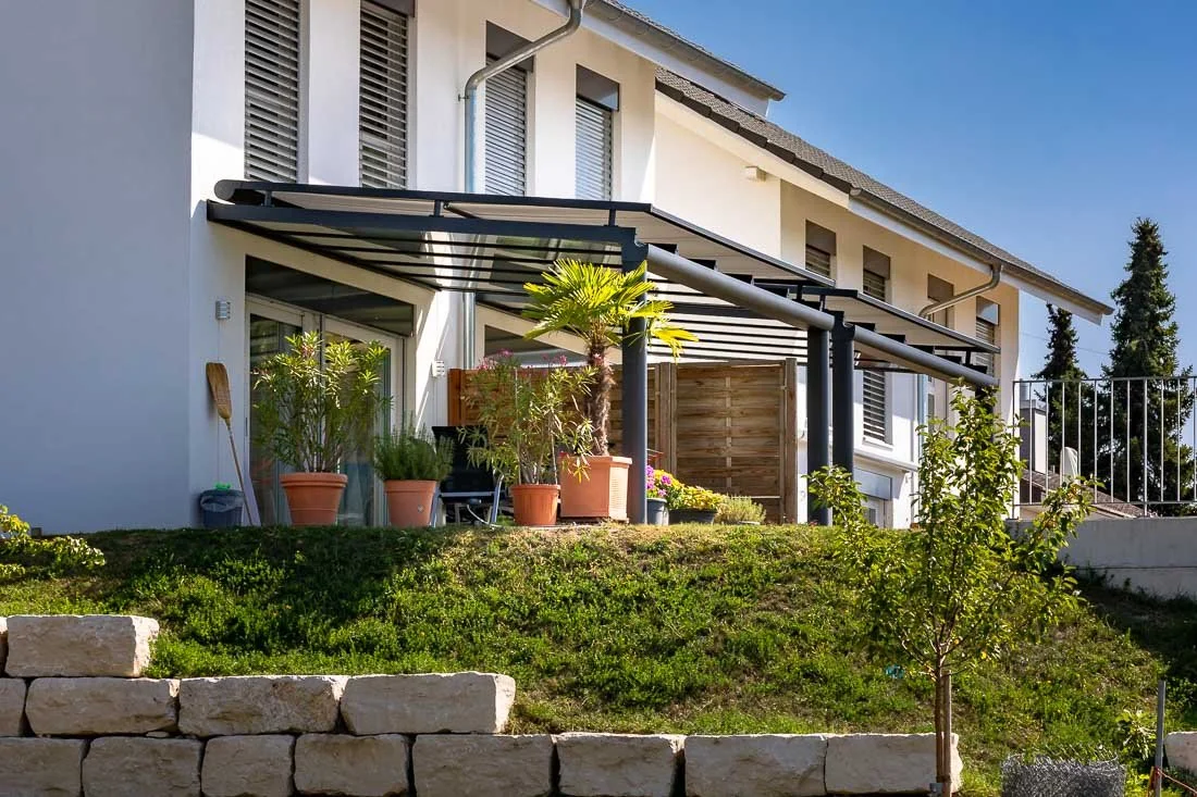 Zwei Terrassendächer mit Dachmarkise nebeneinander in Lengnau, Schweiz