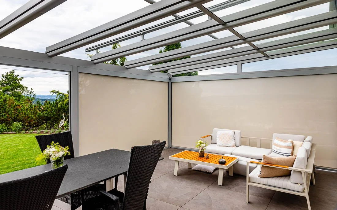 Lounge und Esstisch unter einer Terrassenüberdachung in Dierikon, Schweiz