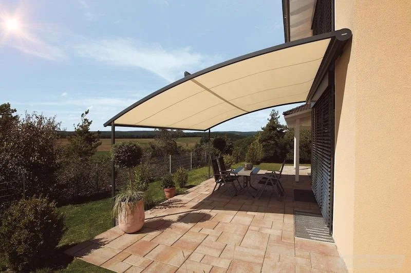 Ausgefahrene Pergola-Markise P40 mit gebogenen Führungen