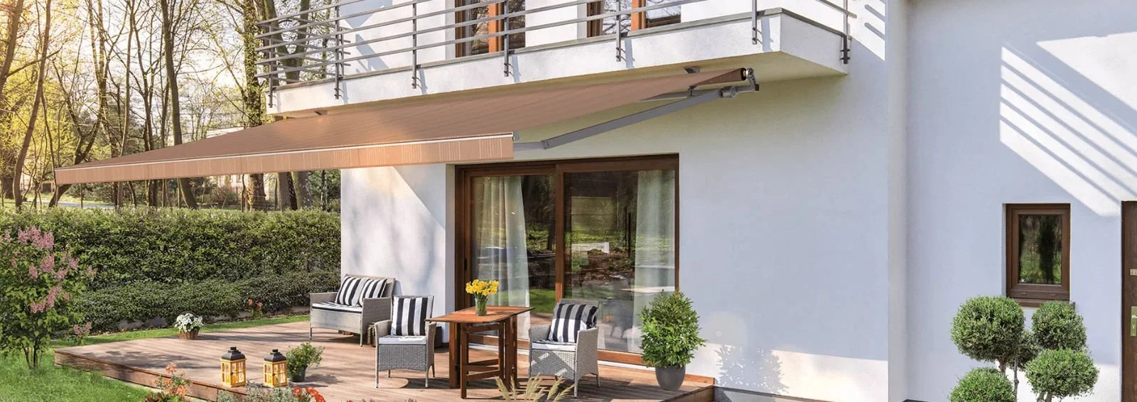 Terrassenmarkise unter einen Balkon montiert