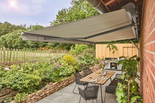 Ausgefahrene Terrassen_Markise über einem Esstisch