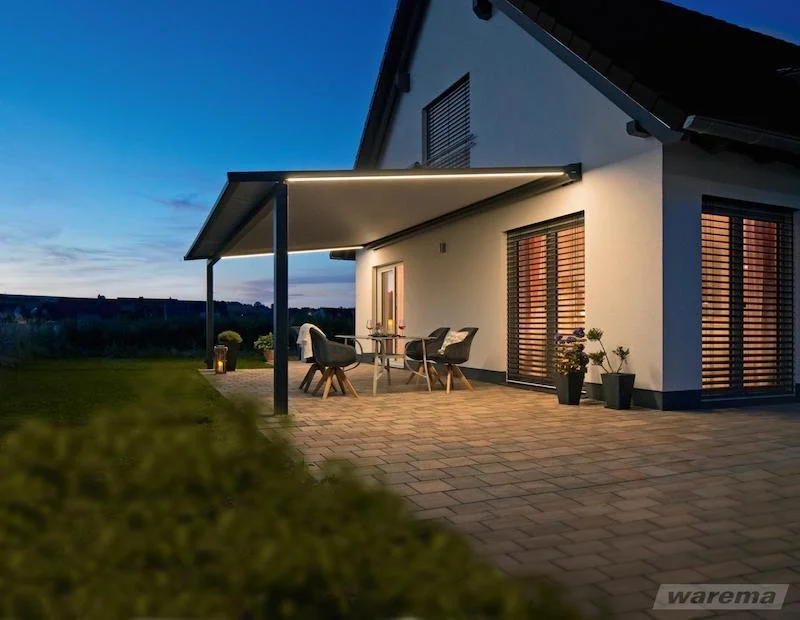 Pergola-Markise mit eingeschaltener Beleuchtung
