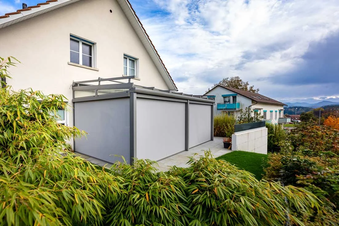 Terrassenüberdachung mit geschlossenen Senkrechtmarkisen