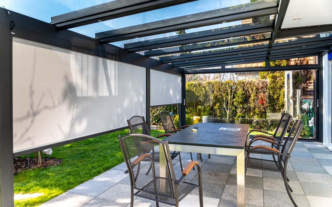 Sitzplatz mit Esstisch unter einer Terrassenüberdachung in Studen, Schweiz