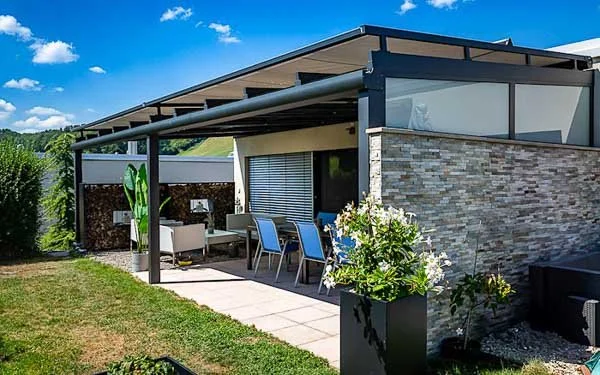 Grosse Terrassenüberdachung mit zweiteiliger Dachmarkise in Eschenbach, Schweiz