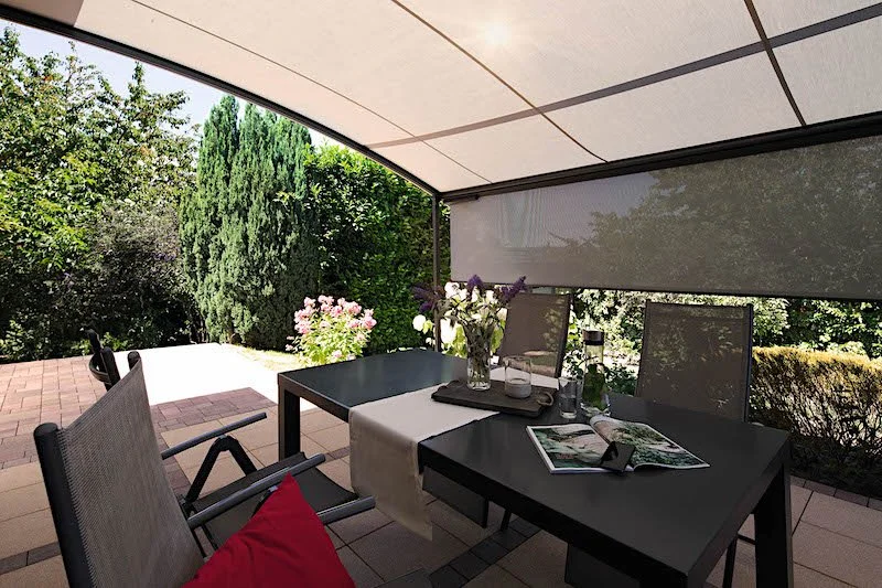 Sitzplatz unter einer Pergola-Markise