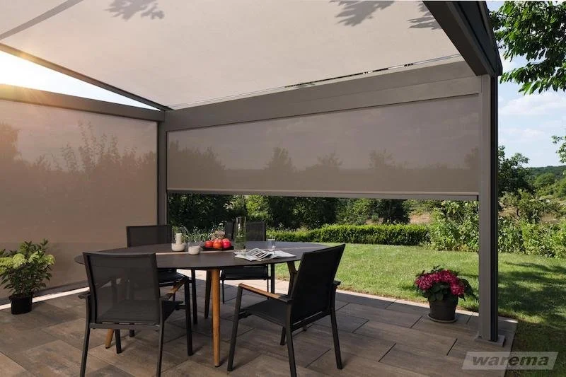 Sitzplatz unter einer Pergola-Markise