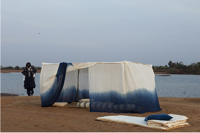 Installation d'Aboubakar Fofana/Tente moustiquaire/Fleuve Niger/Mali Photo: Courtesy of Aboubakar Fofana