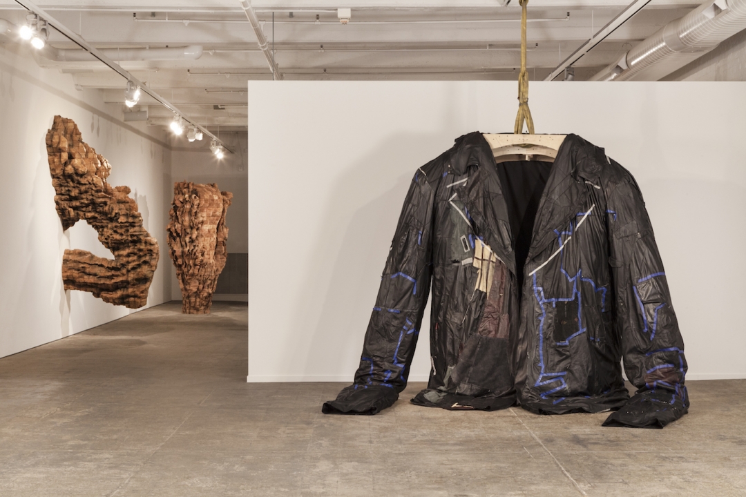Ursula von Rydingsvard, “PODERWAĆ” (2017) (in collaboration with the Fabric Workshop and Museum), leather, cotton, steel, polyester batting, 10 feet 9 inches x 8 feet 6 inches x 3 feet 9 inches (photo by Carlos Avendaño, image courtesy the Fabric Workshop and Museum)