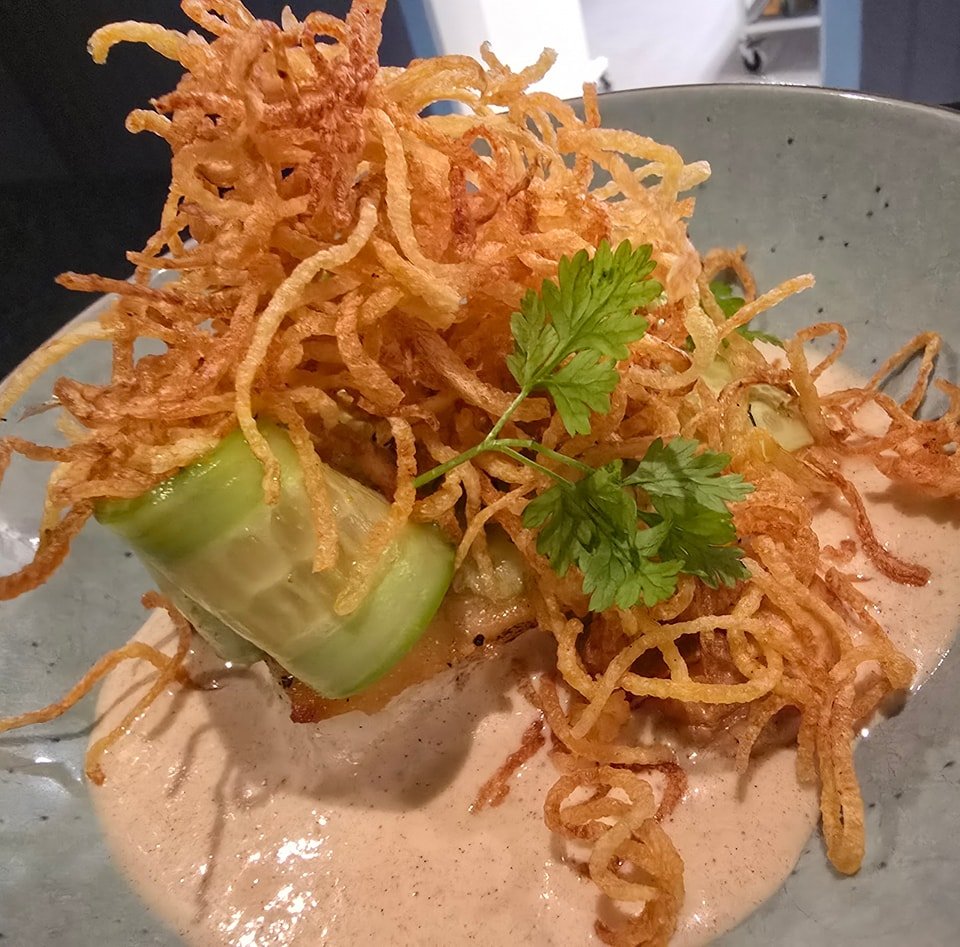 Ny r&auml;tt p&aring; menyn ikv&auml;ll! 
Sm&ouml;rstekt h&auml;lleflundra, fluffigt brynt sm&ouml;rskum, krondillsinlagd gurka, jord&auml;rtskocka och friterad potatis. 
Boka bord p&aring; 0143-10193
Varmt v&auml;lkomna!