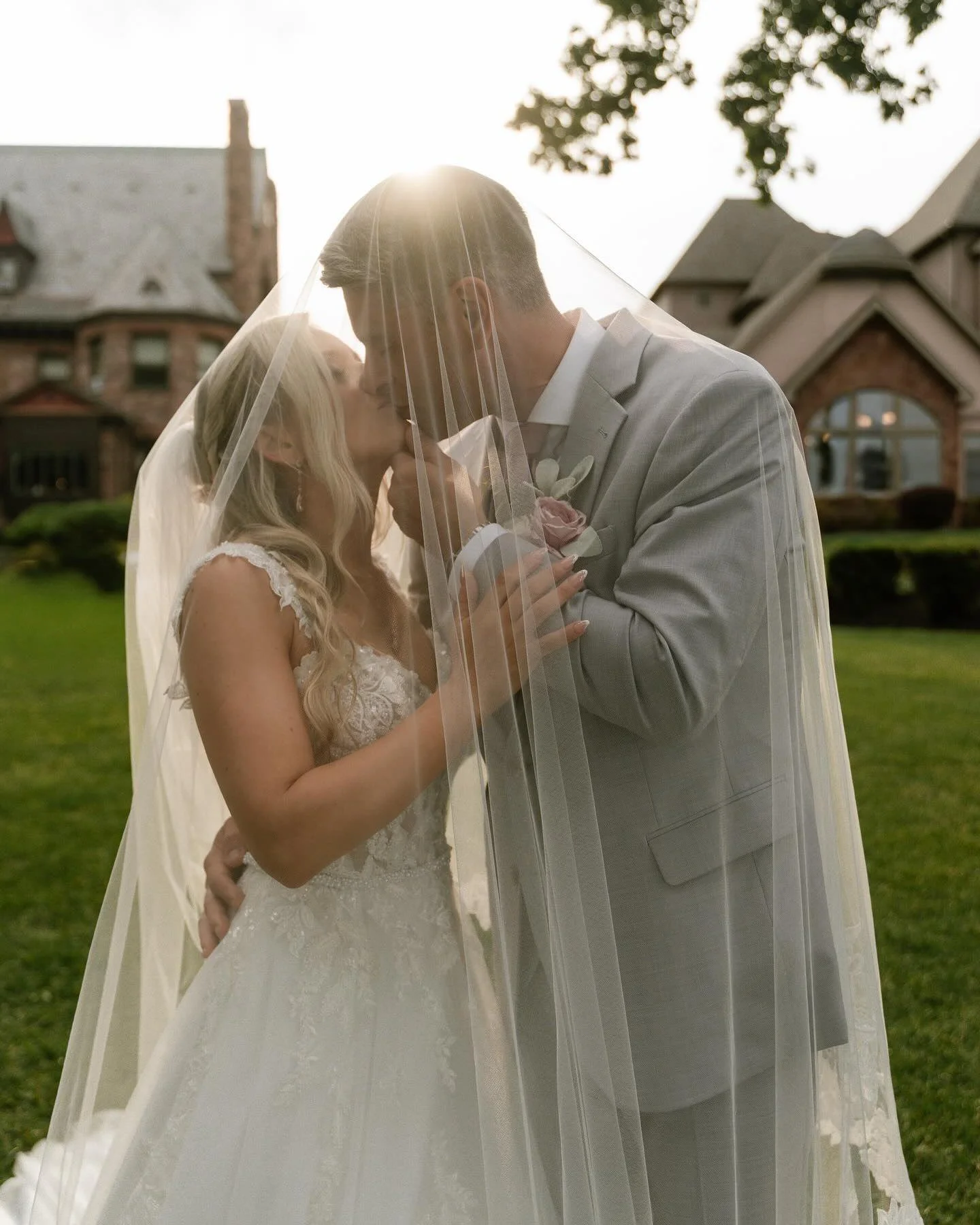 What an enchanting day celebrating the love between Kevin and Jenna! 👰🤵💍 Belhurst Castle made for a truly magical setting for their Finger Lakes wedding.

As soon as I arrived at the castle, I could feel the excitement and romance in the air. The 