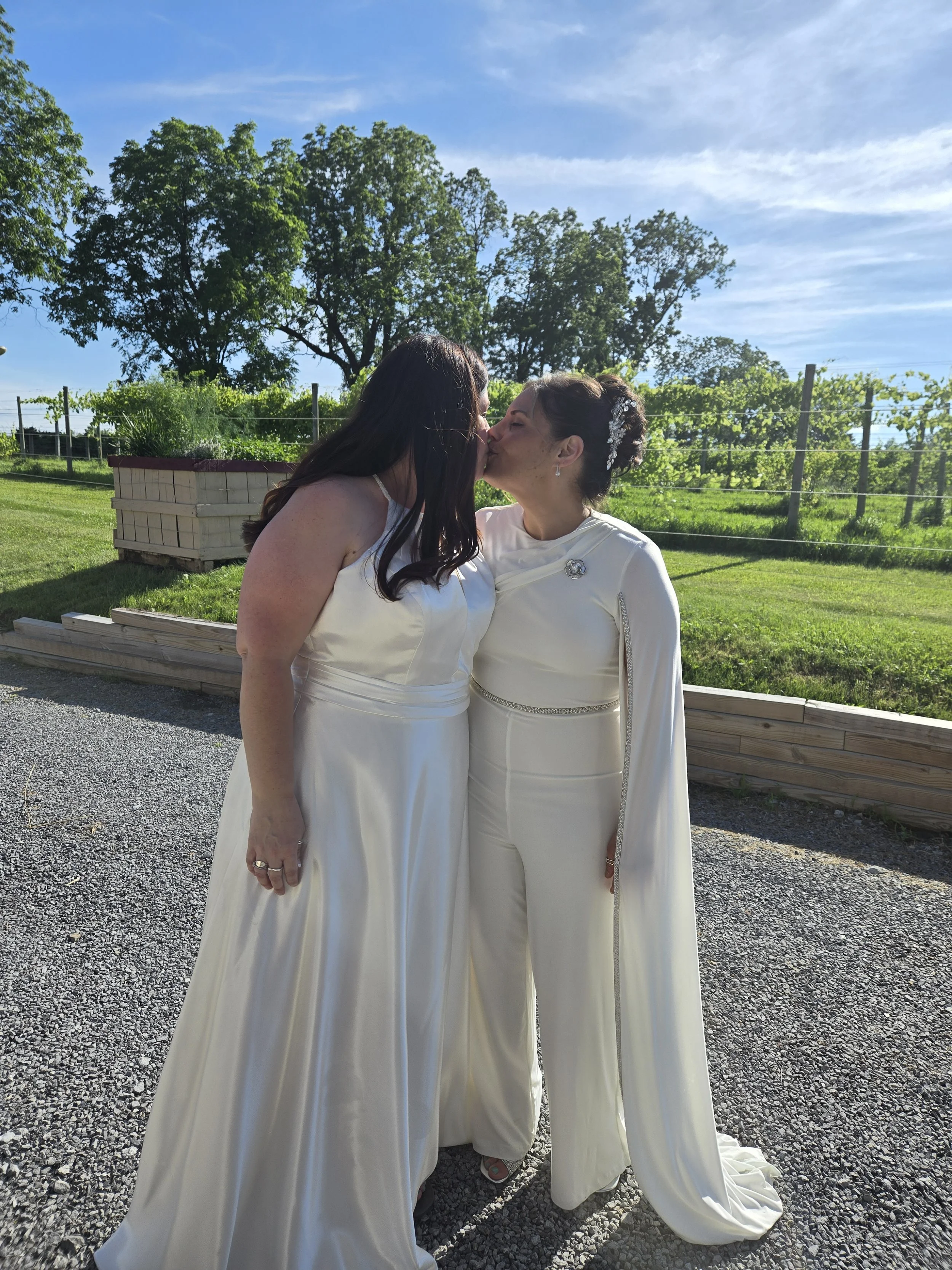 Jeni &amp; Lisa’s Deerfield Run Winery Wedding | Tiffany-Inspired, Modern Love Story in Geneseo NY