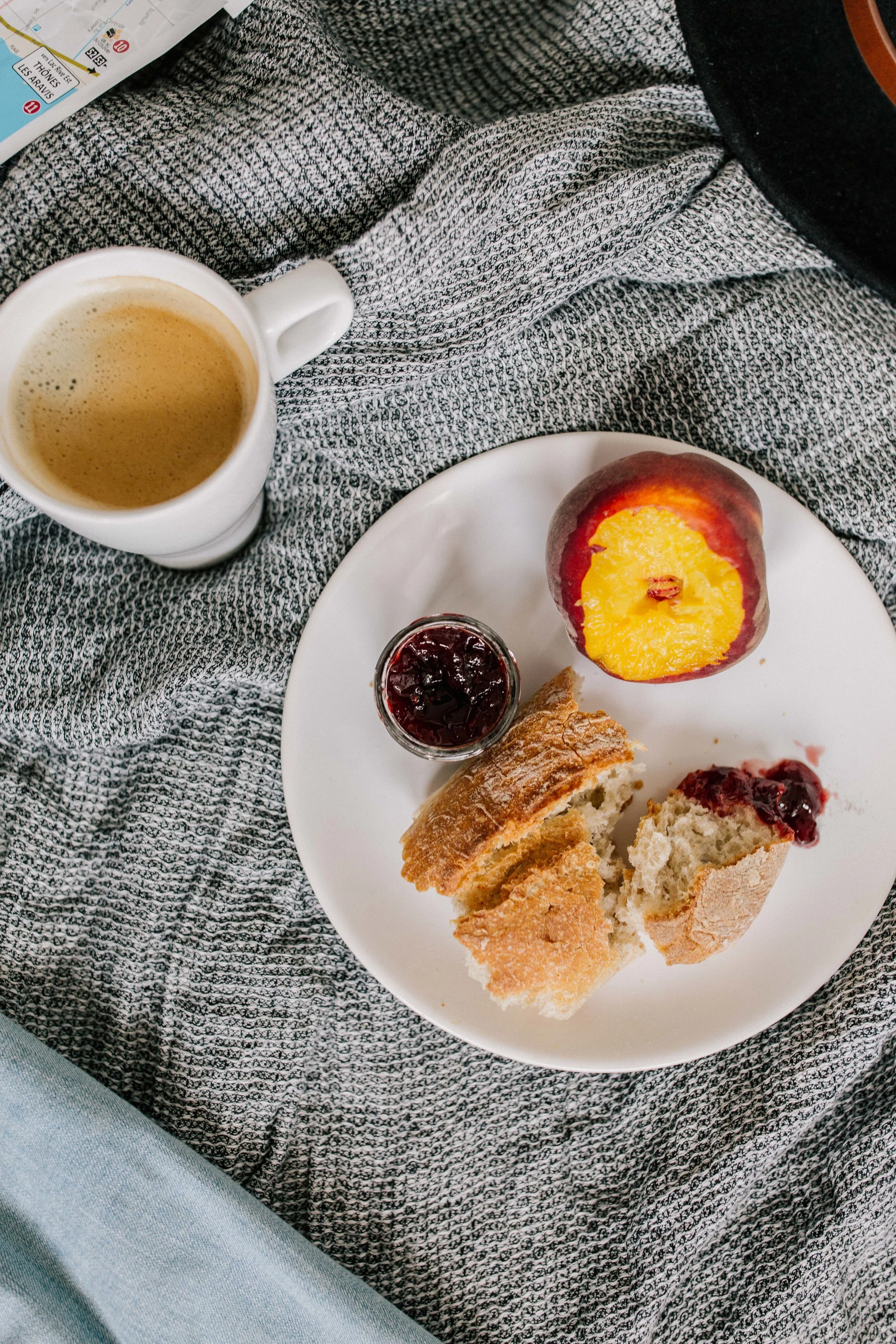 A fresh peach, fresh bread and fresh jam from my Airbnb hosts; an ideal way to start my last day. 
