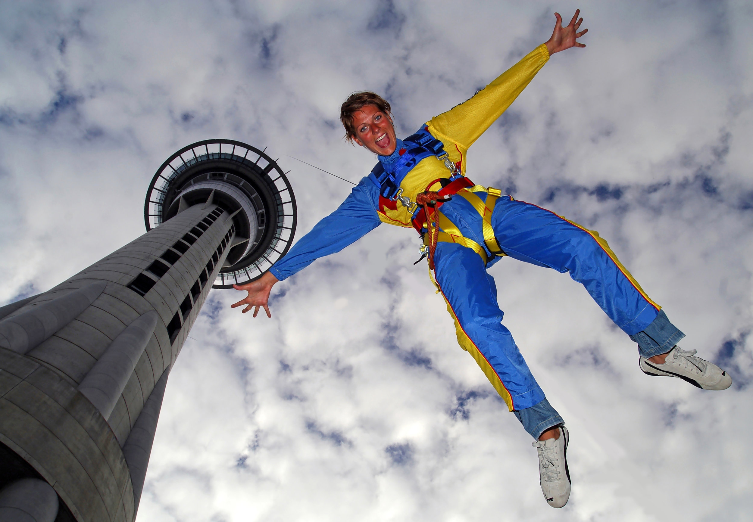 Куда сходить 13 апреля. Скай Тауэр новая Зеландия. Прыжок с башни. Банджи Окленд. Sky Tower аттракцион.
