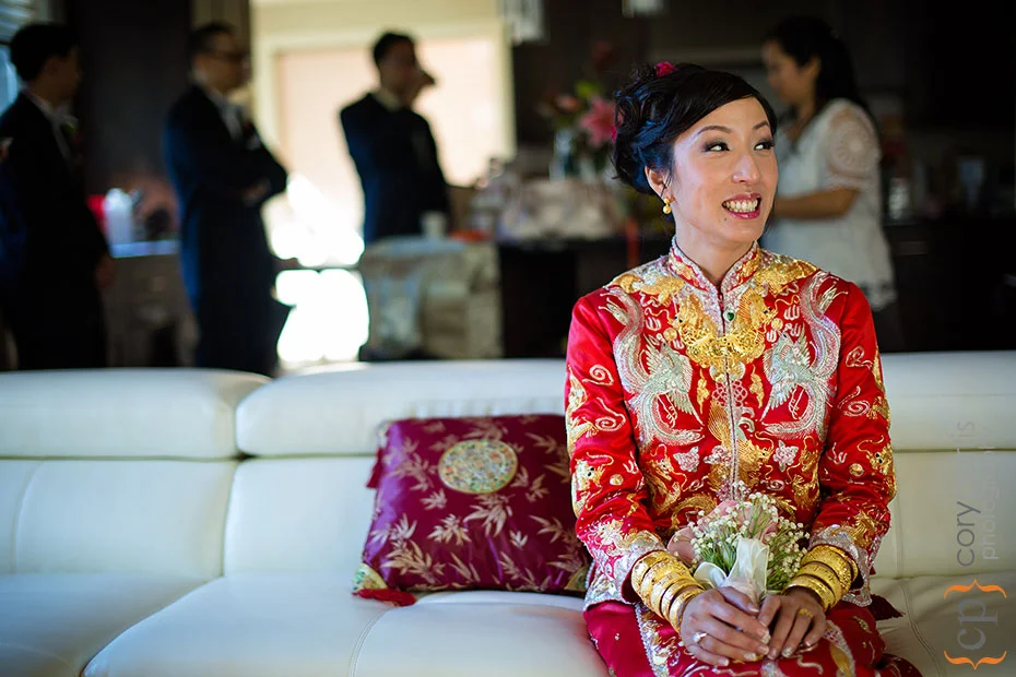 bride in chinese red wedding dress