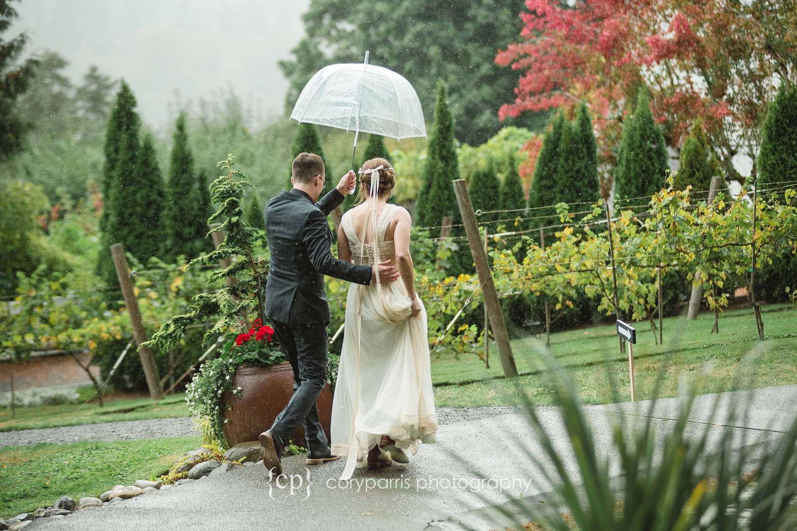  Walking together in the rain after getting married. 