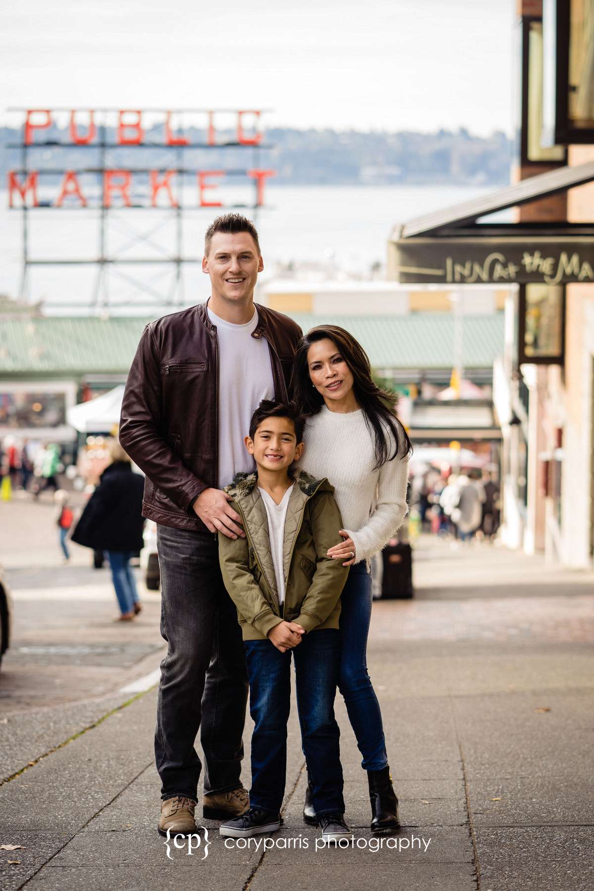 132-seattle-family-portraits-Pike-Place.jpg