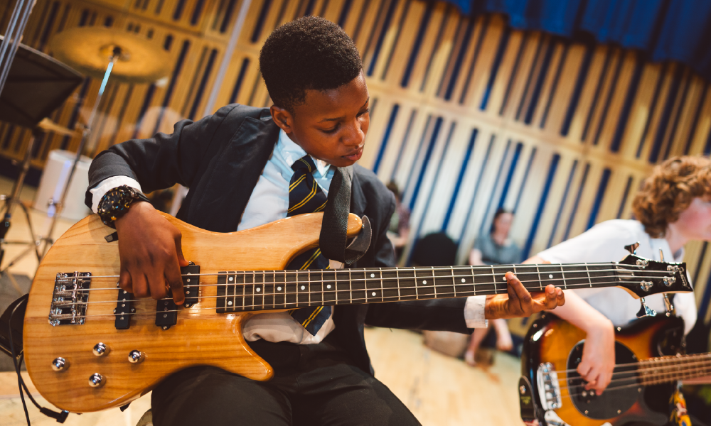 A Modulo bass guitarist
