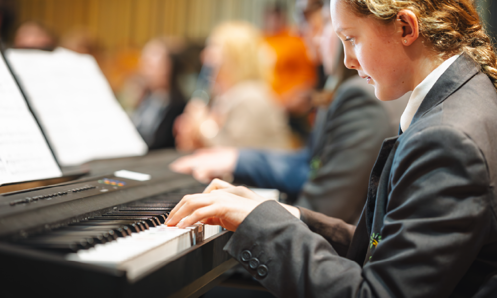 A Modulo student playing the keyboard