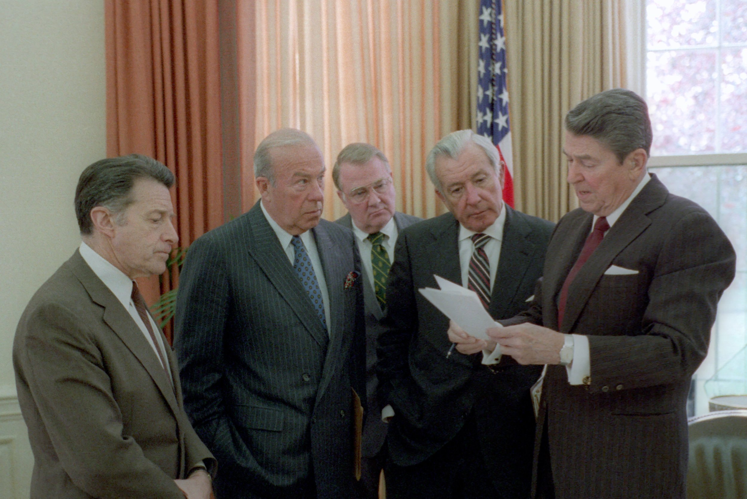 President_Ronald_Reagan_meets_with_aides_on_Iran-Contra_(cropped).jpg